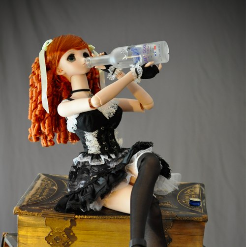 Как алкоголь влияет на тело и сознание, кукла с бутылкой водки