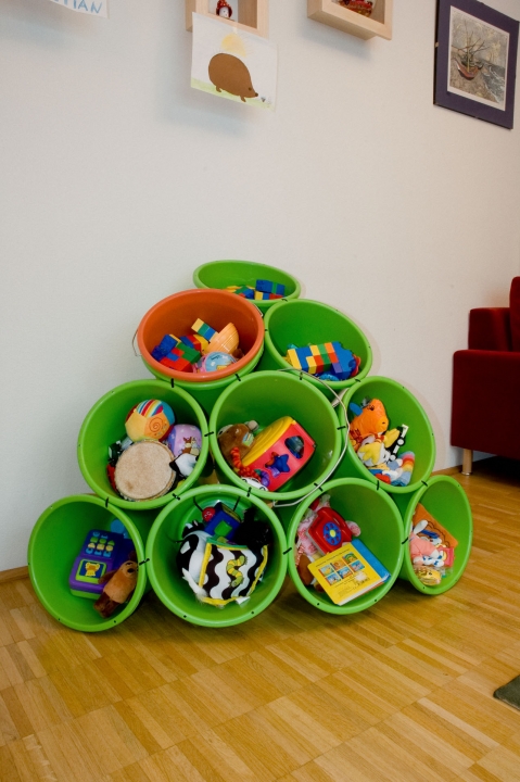 http://lifehacker.ru/wp-content/uploads/2012/06/10-cool-diy-toy-storage-ideas1.jpg