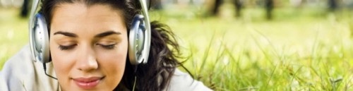 cropped-girls_in_the_headphones_on_the_grass_025125_1[1]
