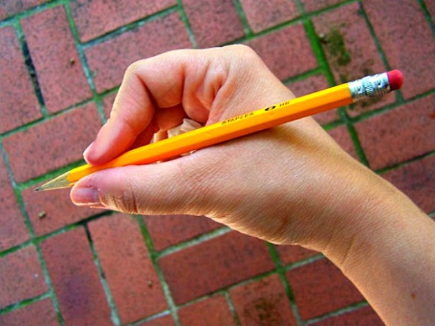 Как научить ребенка правильно держать ручку или карандаш