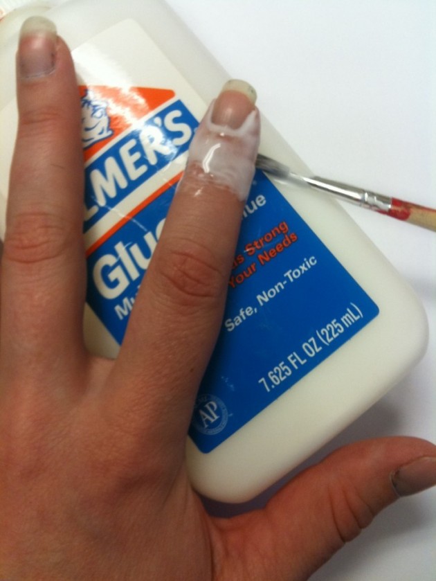 Как накрасить ногти и не запачкать руки