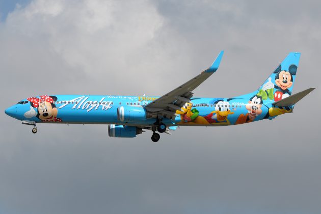 Boeing 737-900 авиакомпании Alaska Airlines в раскраске Disneyland