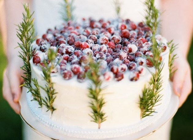 Торт с кремом, украшенный ягодами