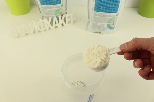 Добавляем SmartFood Russian Soylent в шейкер Добавляем SmartFood Russian Soylent в шейкер