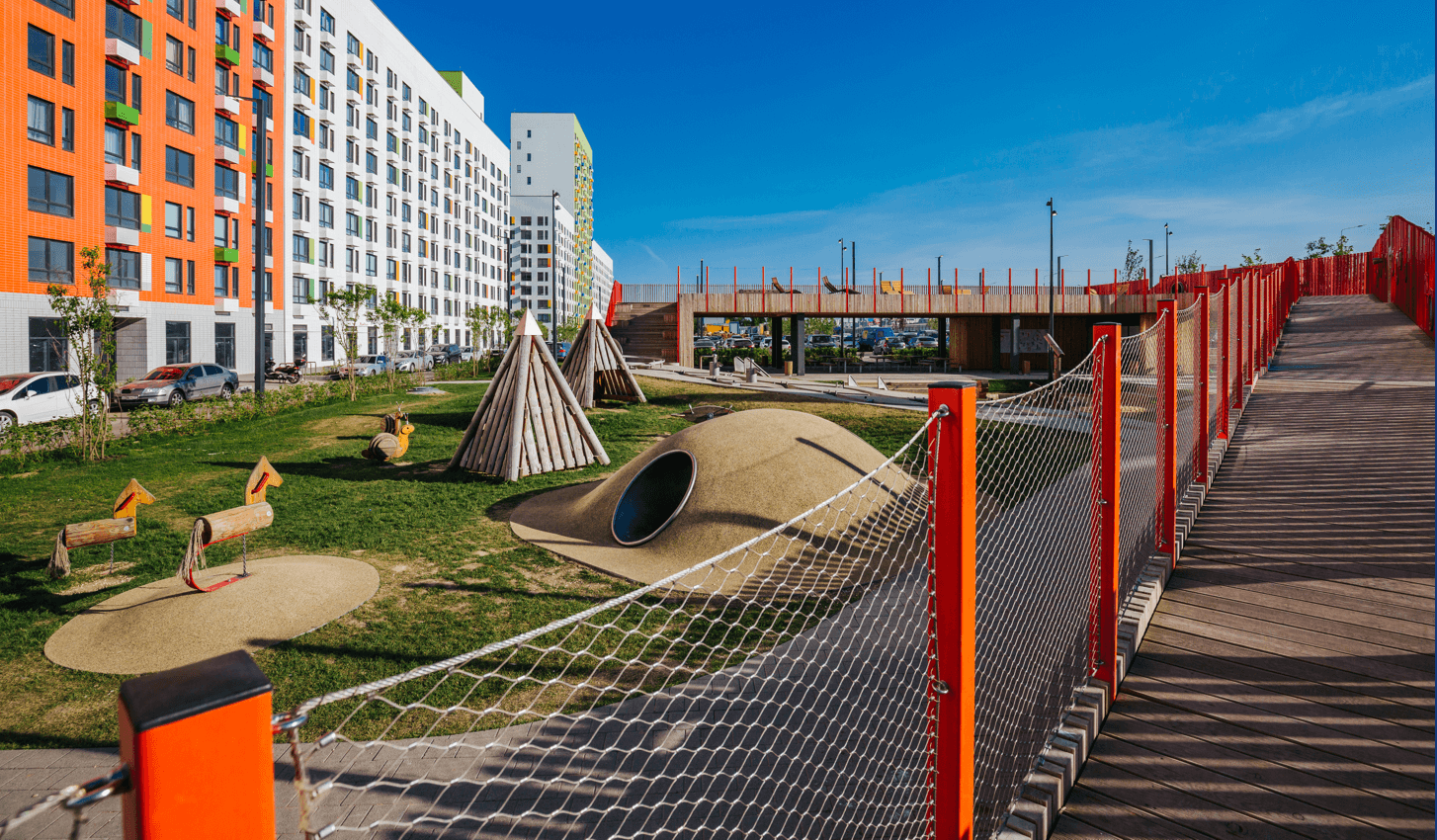 Жк детский. Пик Бунинские Луга детская площадка. Площадка пик Бунинские Луга. Площадка пирамида Бунинские Луга. Детская площадка пирамиды в ЖК Бунинские Луга.