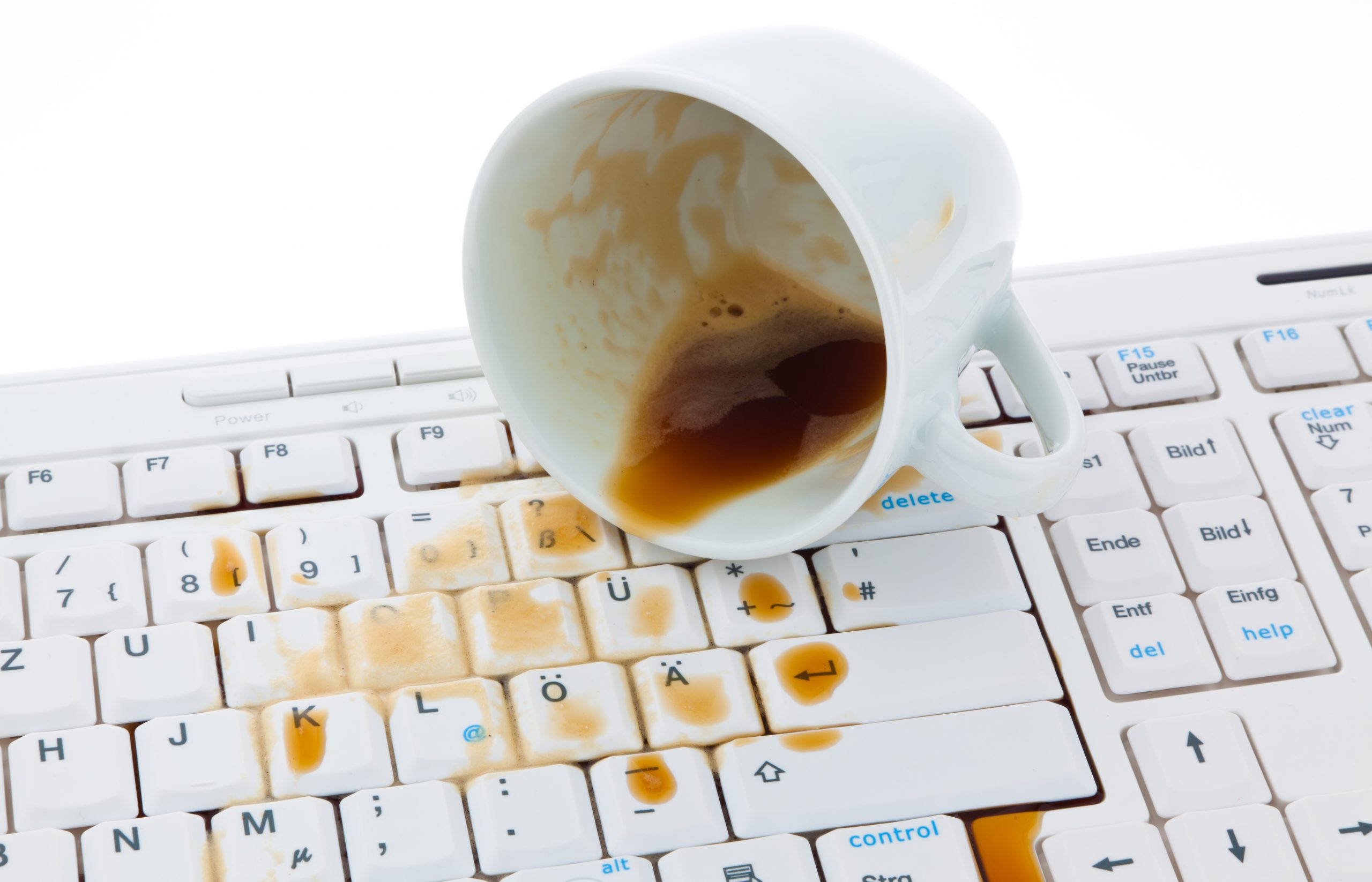 На клавиатуру попала вода что делать. Пролитый кофе на клавиатуру. Пролил чай на клавиатуру. Пролил чай на клавиатуру ноутбука. Разлил кофе на клавиатуру.