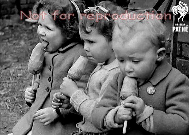 Британские дети едят десерт из морковки