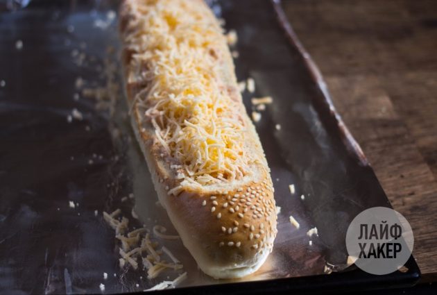 фаршированный багет: наполните хлеб получившейся массой и высыпьте оставшийся сыр