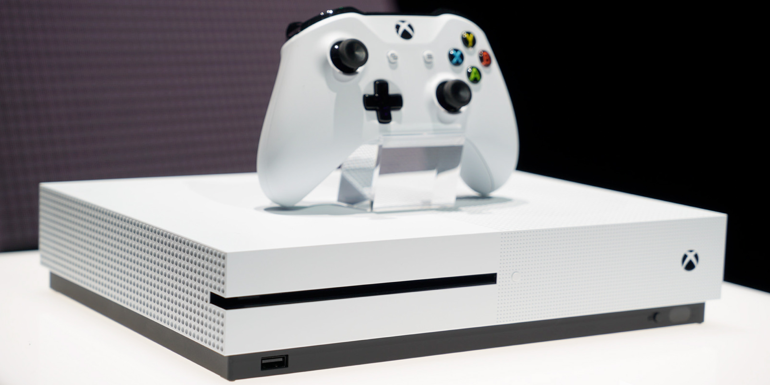 Microsoft выпустила Xbox One S с поддержкой 4K-видео - Лайфхакер