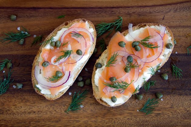 здоровый завтрак: тост с лососем