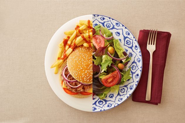 употребление углеводов: овощи и гамбургер