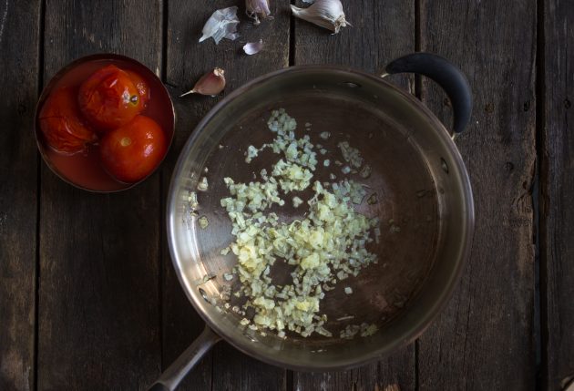 Как приготовить итальянскую запеканку из пельменей: спассеруйте лук и чеснок