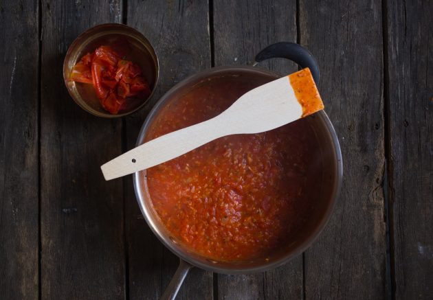 Как приготовить итальянскую запеканку из пельменей: добавьте к зажарке томаты