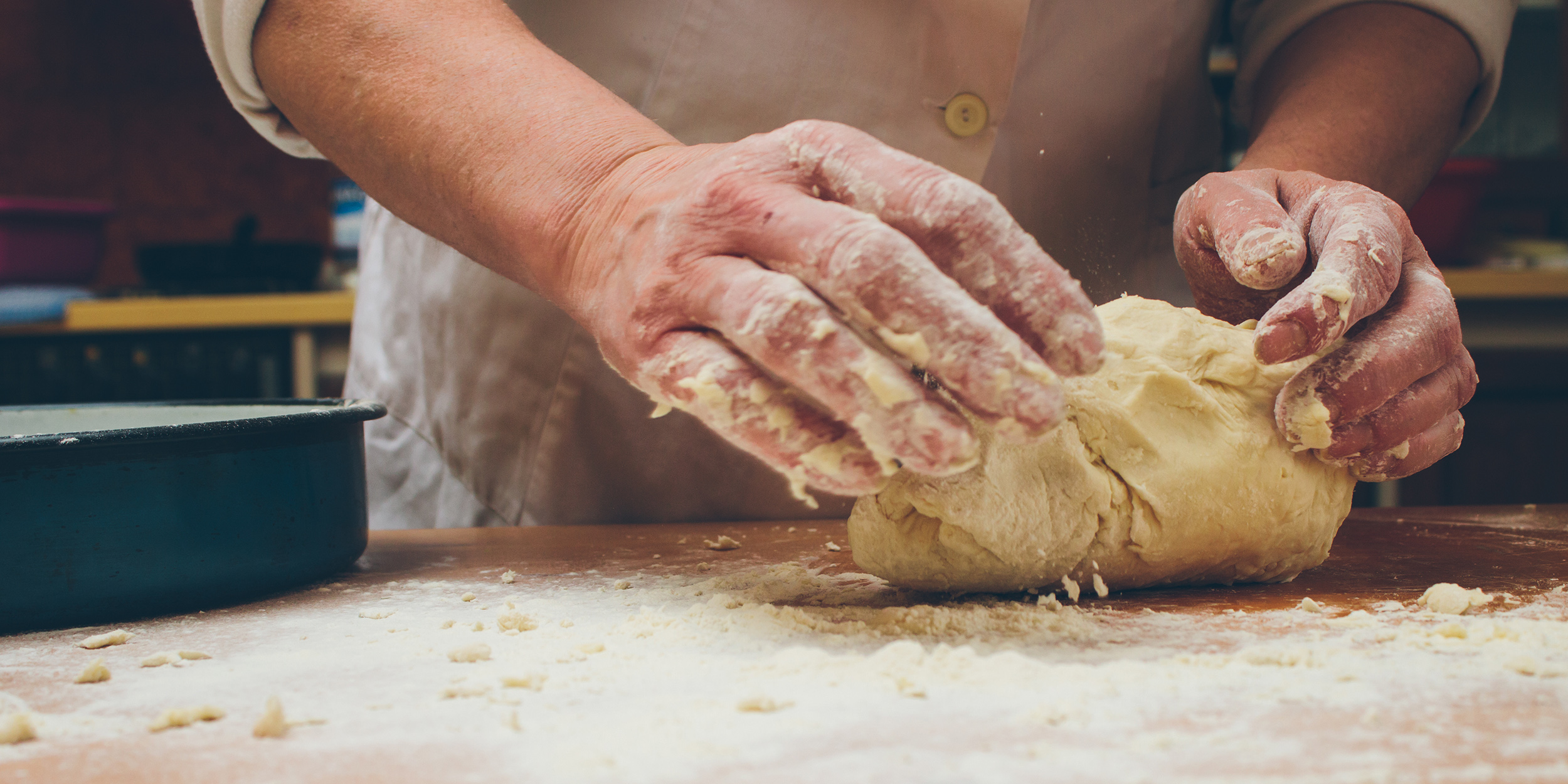 Из муки делают тесто. Месить тесто. Пекарь месит тесто. Пекарь замешивает тесто. Повар месит тесто.