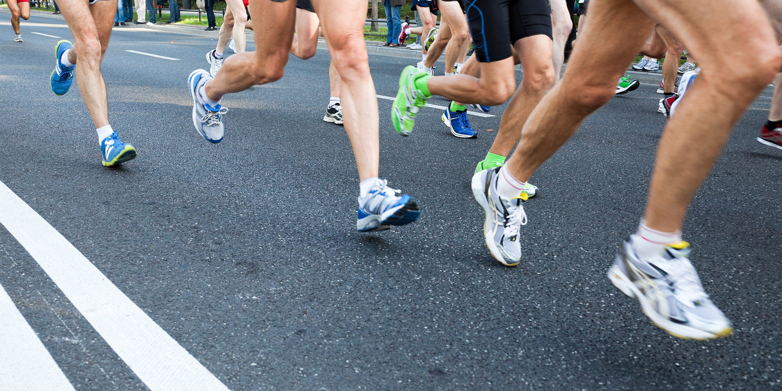 Running use. Бег на улице. Nike Run забег. Групповой забег. Люди на городском марафоне по бегу.