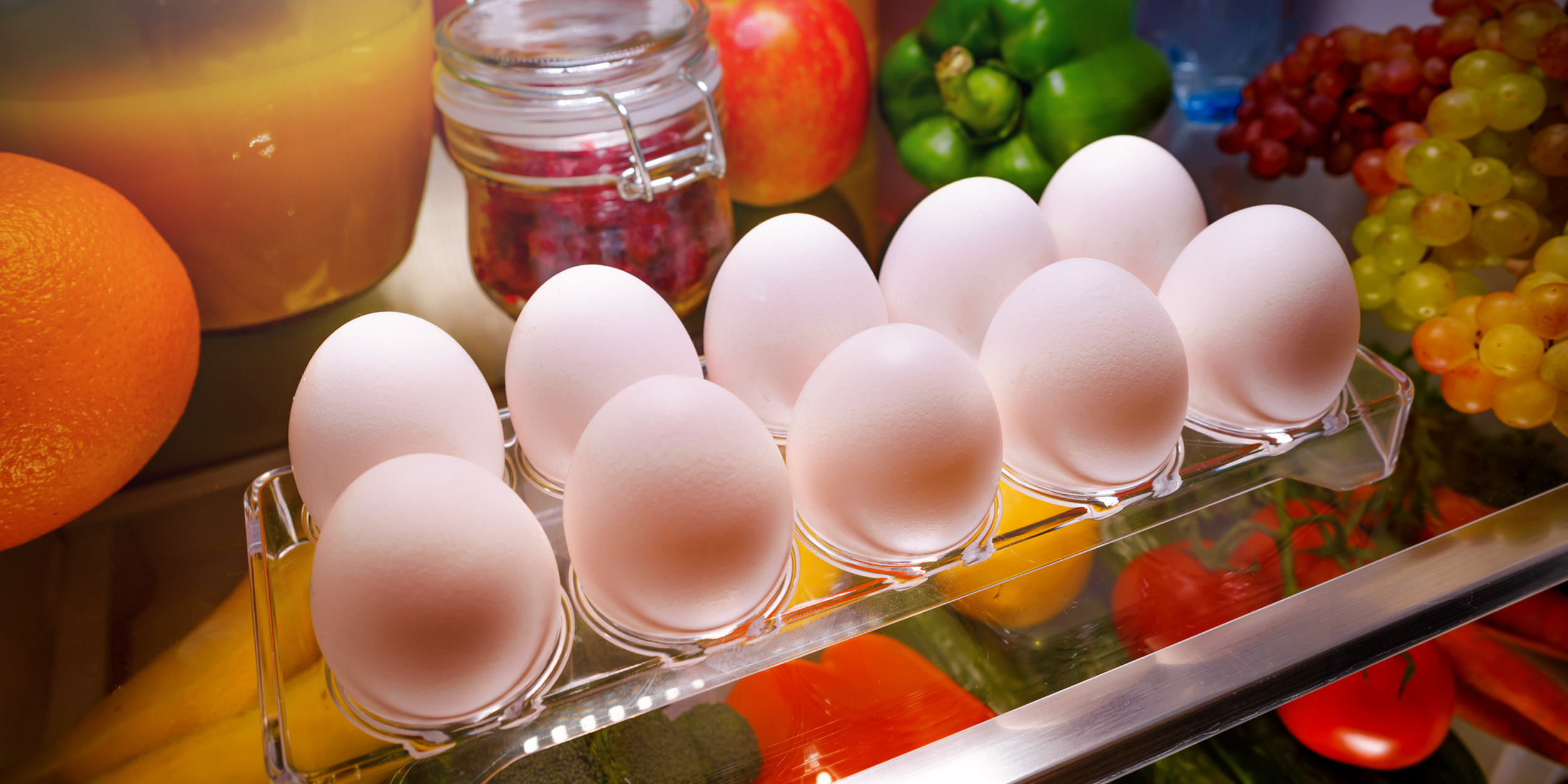 Можно мыть яйца для хранения. Хранение яиц в холодильнике. Яйца в холодильнике. Куриные яйца в холодильнике. Замороженные яйца.