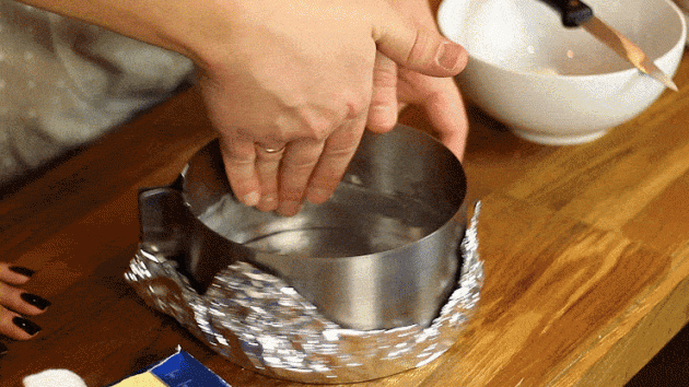 Смажьте стенки формы сливочным маслом Торт Красный бархат: Смажьте стенки формы сливочным маслом