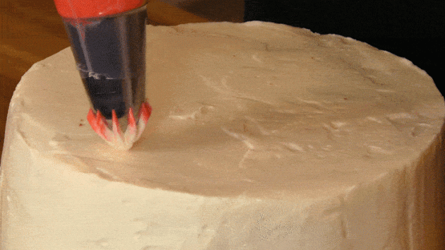 Украсьте верхнюю часть торта розочками из крема Красный бархат надо украшать розочками из крема и ягодами