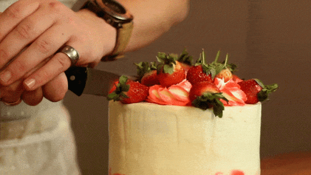 У торта шоколадный вкус и очень мягкие коржи Красный бархат: рецепт