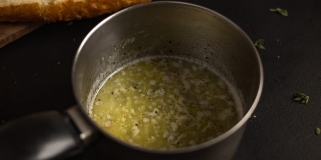 Как приготовить чесночные гренки с сыром: растопите сливочное масло с измельчённым чесноком и свежими травами