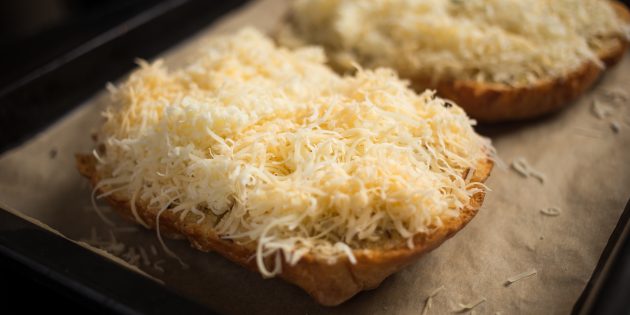 Как приготовить чесночные гренки с сыром: посыпьте хлеб сыром и отправьте запекаться