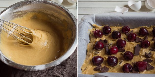 Бисквитные батончики: выложите тесто, ягоды и шоколад на противень