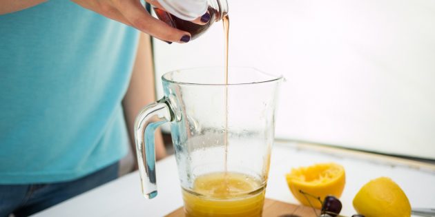 Вишнёвый лимонад: соедините сок и вишнёвый сироп