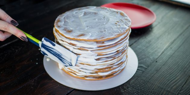 Классический рецепт «Медовика»: нанесите крем на бока торта