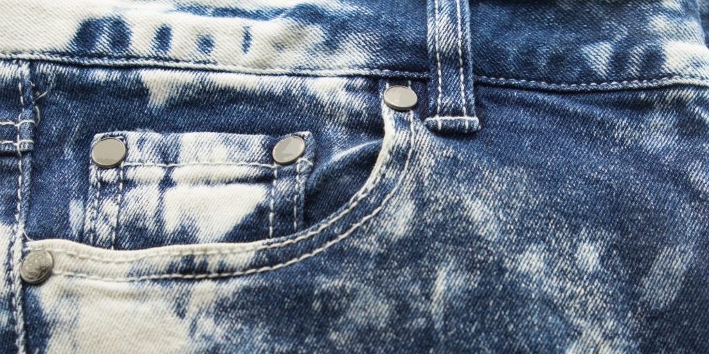 Как сделать потёртости на джинсах: превращения денима