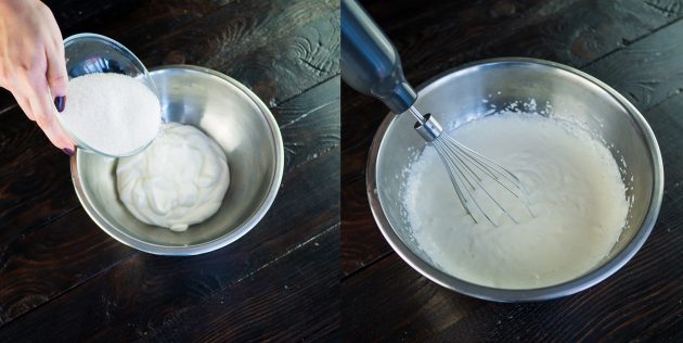Классический «Медовик» со сметанным кремом: в глубокой миске смешайте сметану и сахар