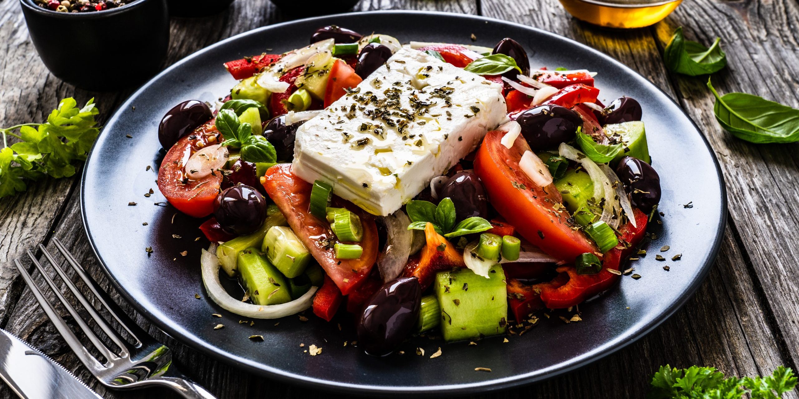 Как приготовить греческий салат: классический рецепт и 5 самых креативных  идей - Лайфхакер
