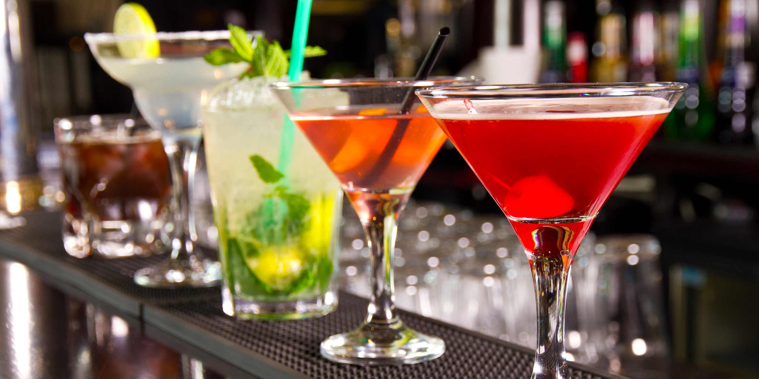 10 классических алкогольных коктейлей, которые не выходят из моды -  Лайфхакер