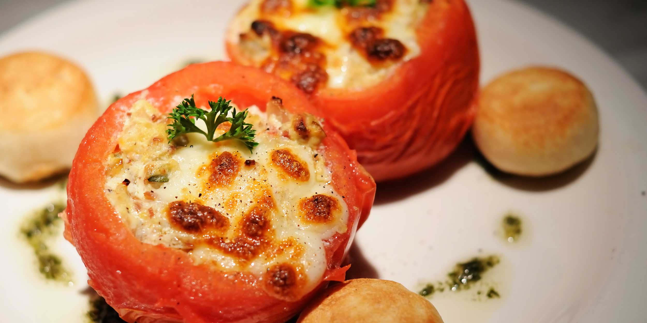 Фаршированные помидоры под сыром в духовке, рецепт с фото — натяжныепотолкибрянск.рф