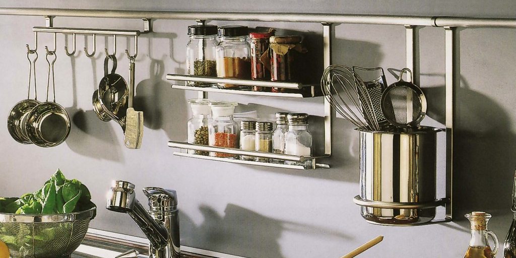 Полка на трубу на кухню. Рейлинговая система для кухни МДМ. Рейлинги для кухни Lemi (Италия). Рейлинги для кухни в интерьере. Рейлинг с полками для кухни.