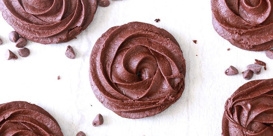 Шоколадное печенье с кокосовой начинкой – кулинарный рецепт