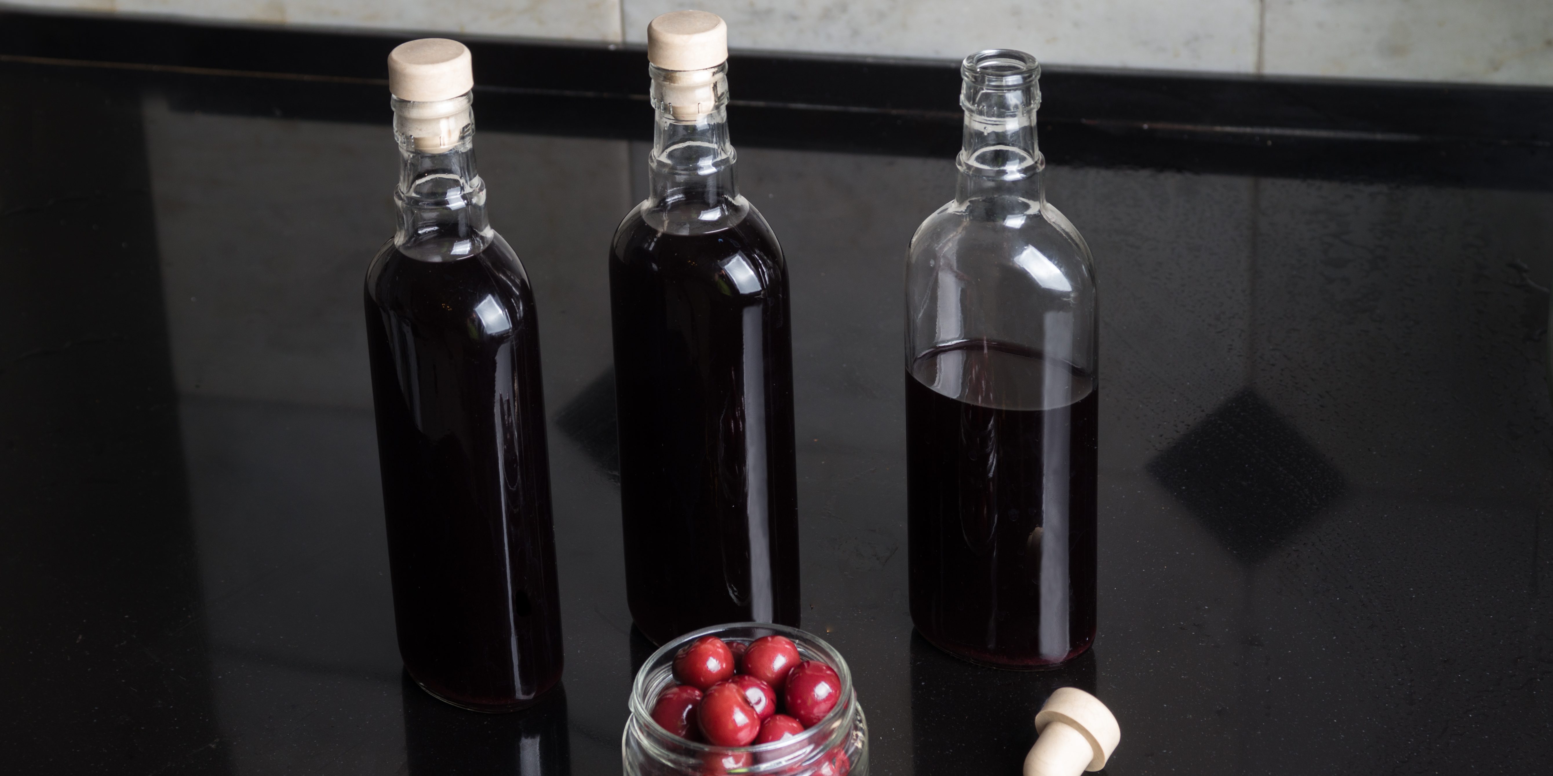 Как подсластить домашнее вино из вишни, черной смородины и малины