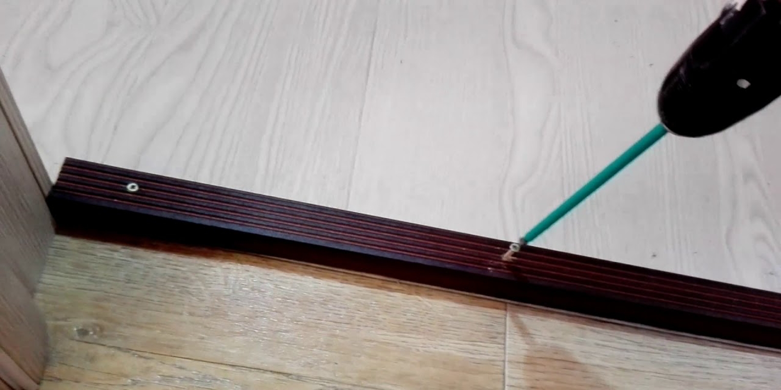Укладка линолеума на деревянный пол: как положить, на что стелить | уральские-газоны.рф