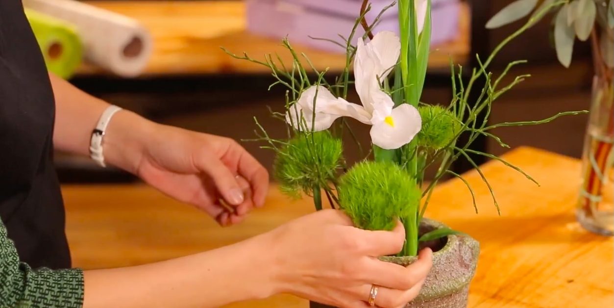 Делаем икебану из хризантем, которая украсит современный интерьер: 5 идей от флориста