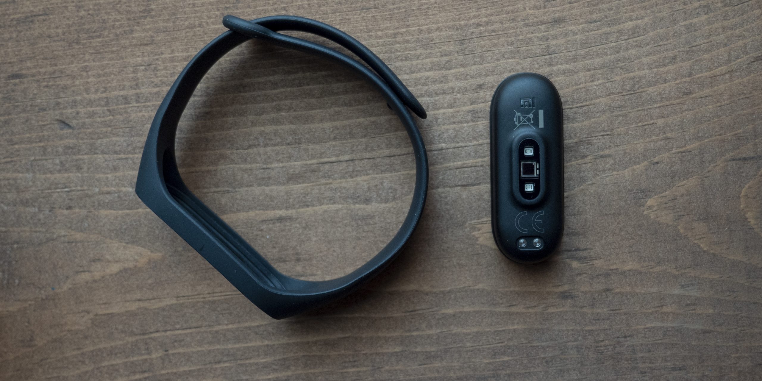 Как заряжать Xiaomi Mi Band 4 не снимая ремешок - Лайфхакер