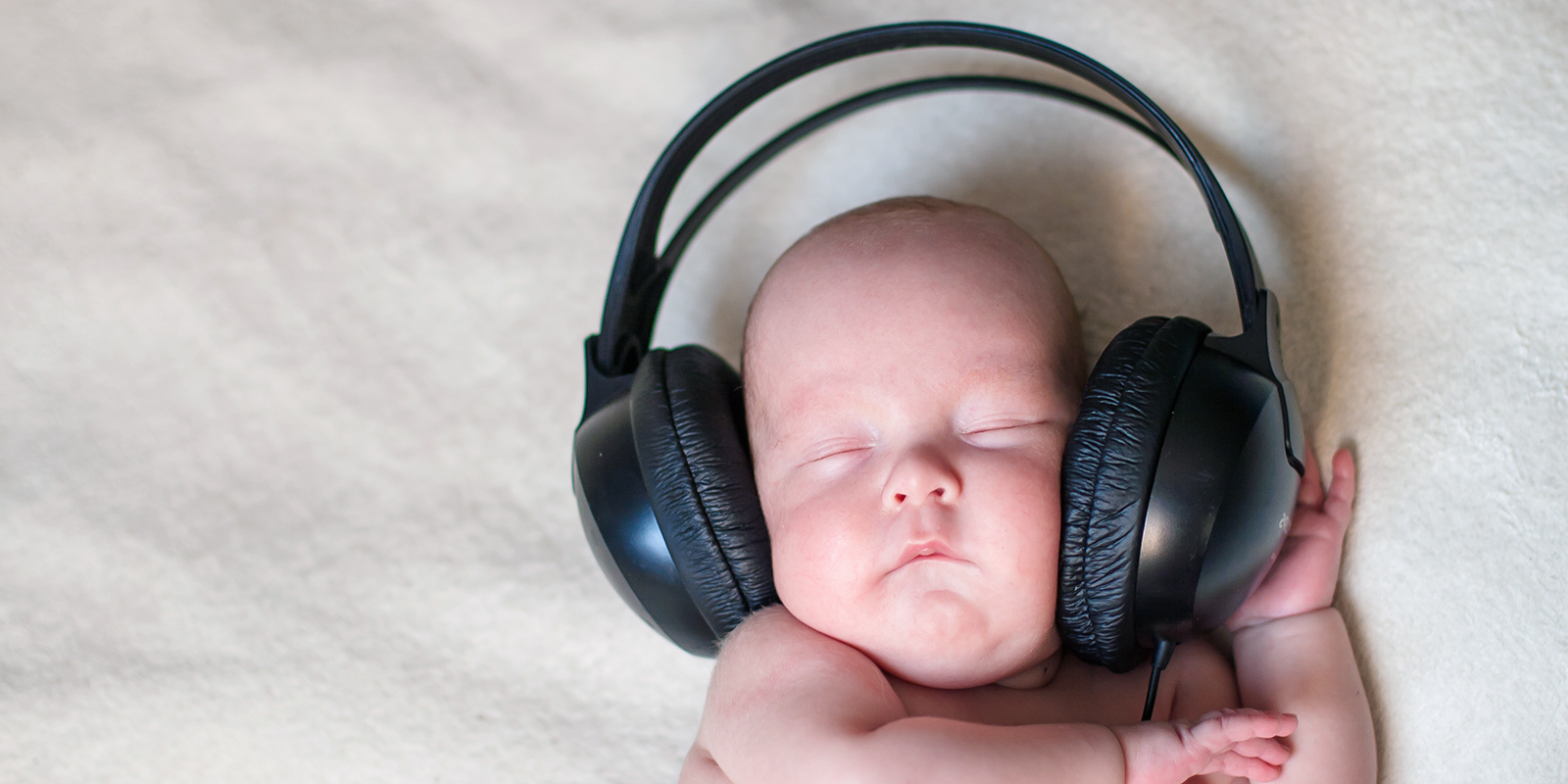 Странные звуки младенца. Шум для новорожденных. Белый шум для новорожденных. Белый шум для сна малыша. Звук фена для новорожденных.