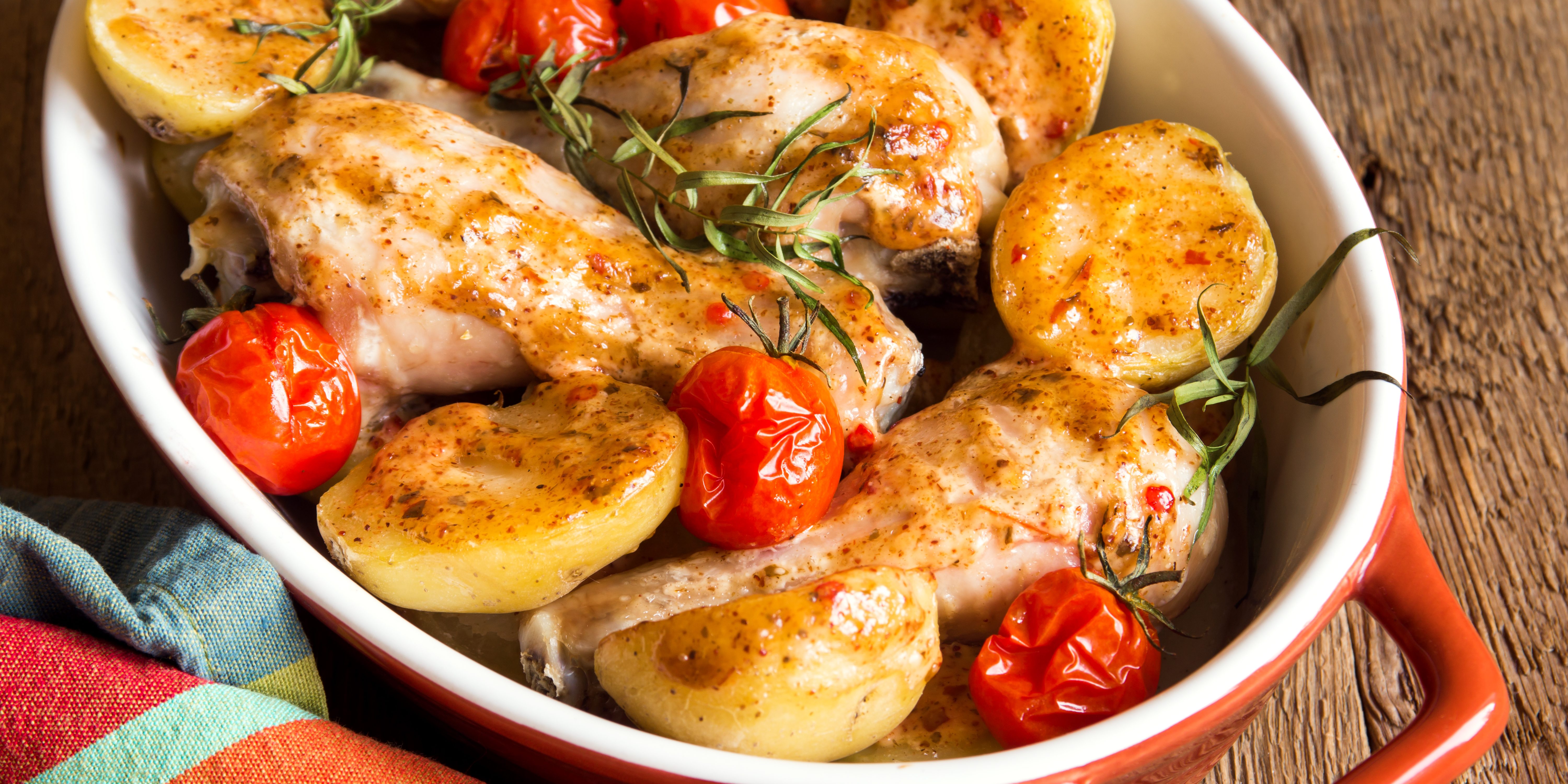 Курица с картошкой и луком, запеченная в духовке