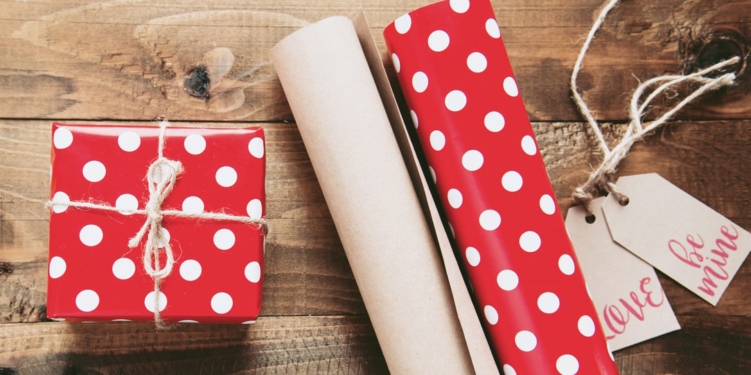 Как упаковать подарок: 15 альтернатив обёрточной бумаге