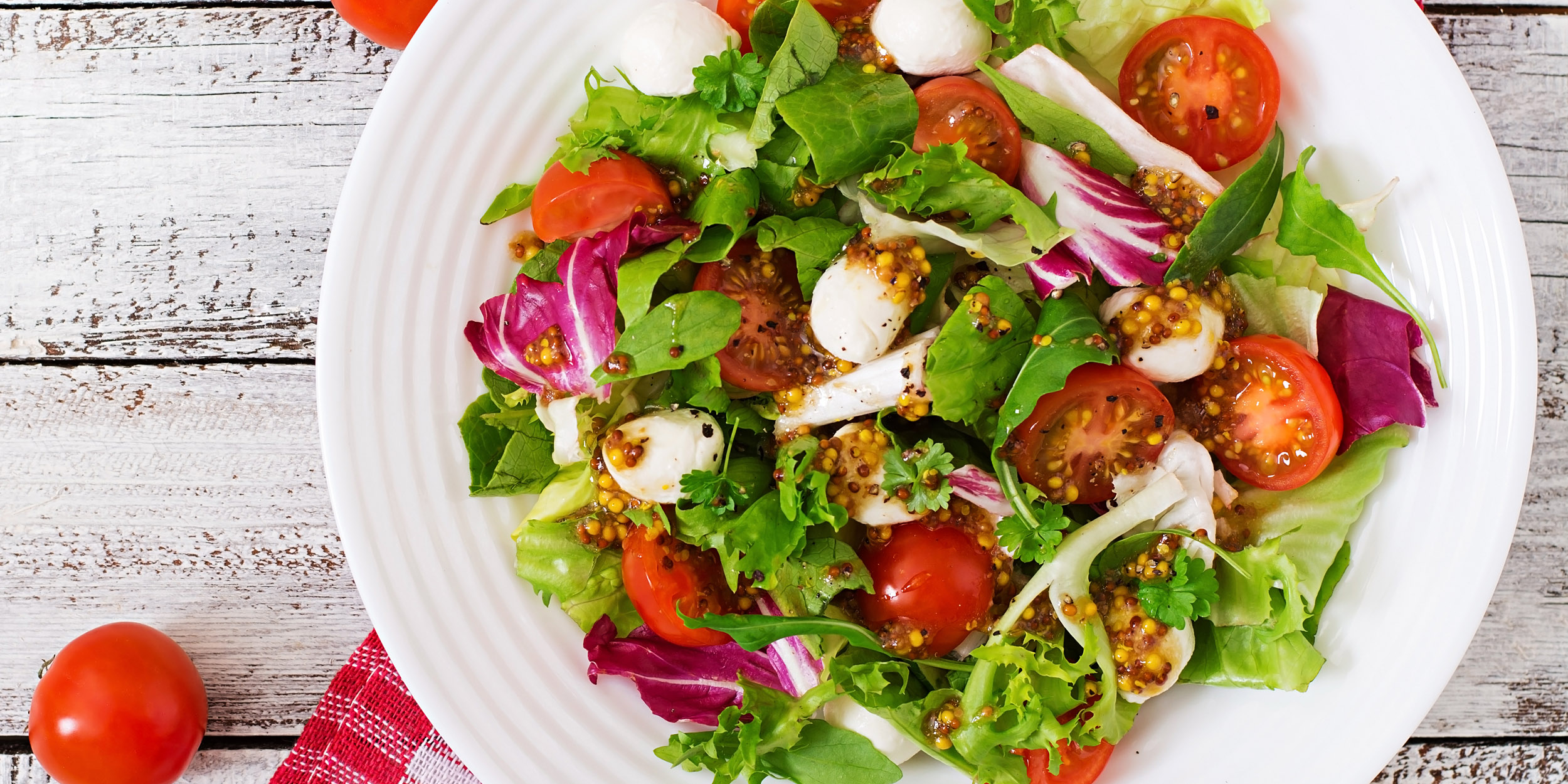 Рецепт дня: легкий салат из рукколы, огурцов и помидоров