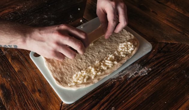 Как приготовить хачапури по-аджарски: заверните каждый край так, чтобы начинка была спрятана