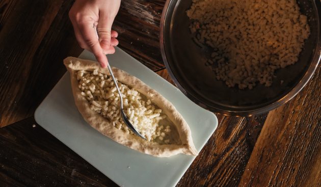 Как приготовить хачапури по-аджарски: добавьте сыр