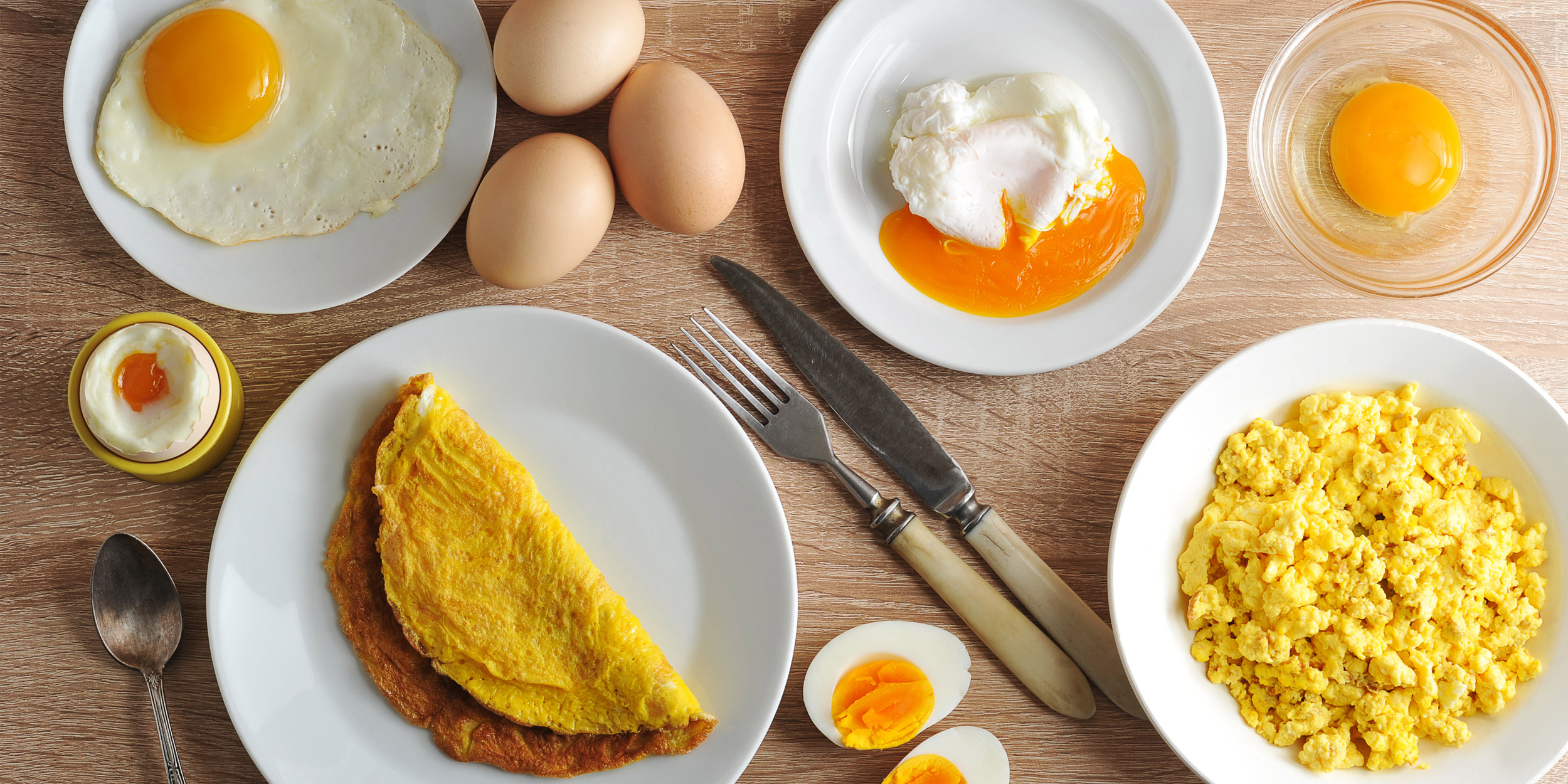 Кушает яички. Завтрак. Диетические яйца. Завтрак из яиц. Трехжелтковые яйца.