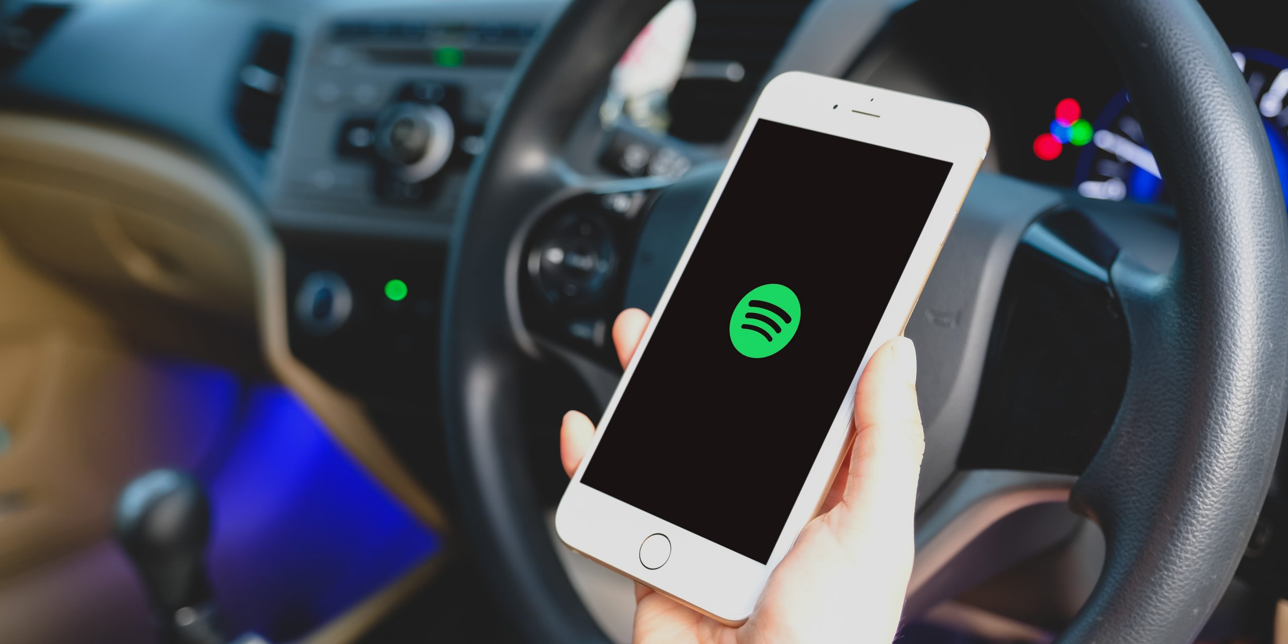 Как слушать музыку в машине через телефон: доступные способы