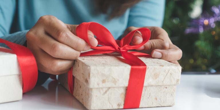 13 способов сделать и завязать бант, который украсит любой подарок
