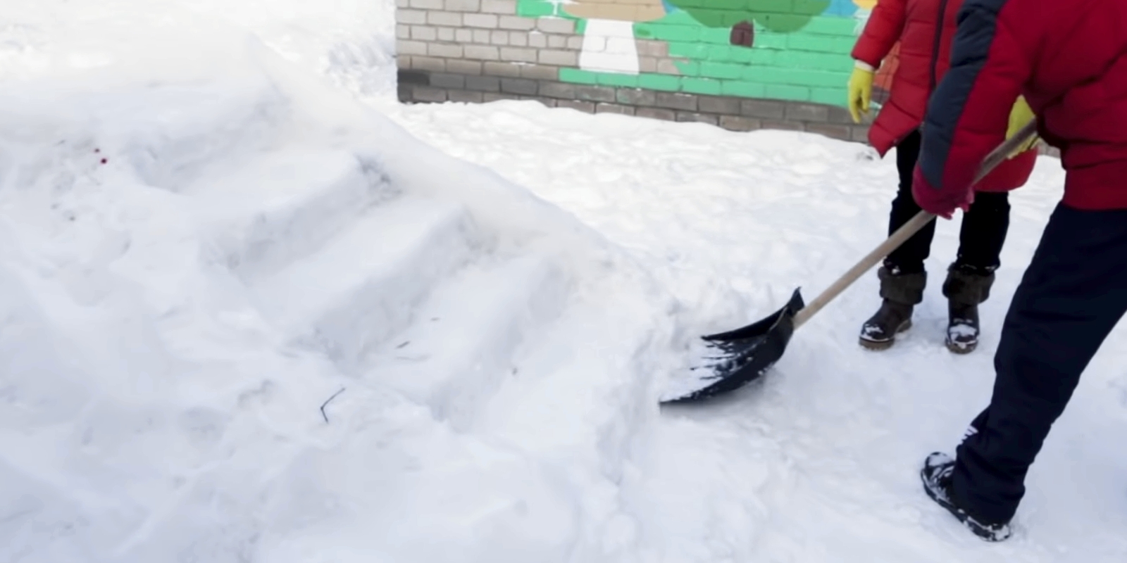 Как упростить уборку снега: 9 инструментов и приспособлений