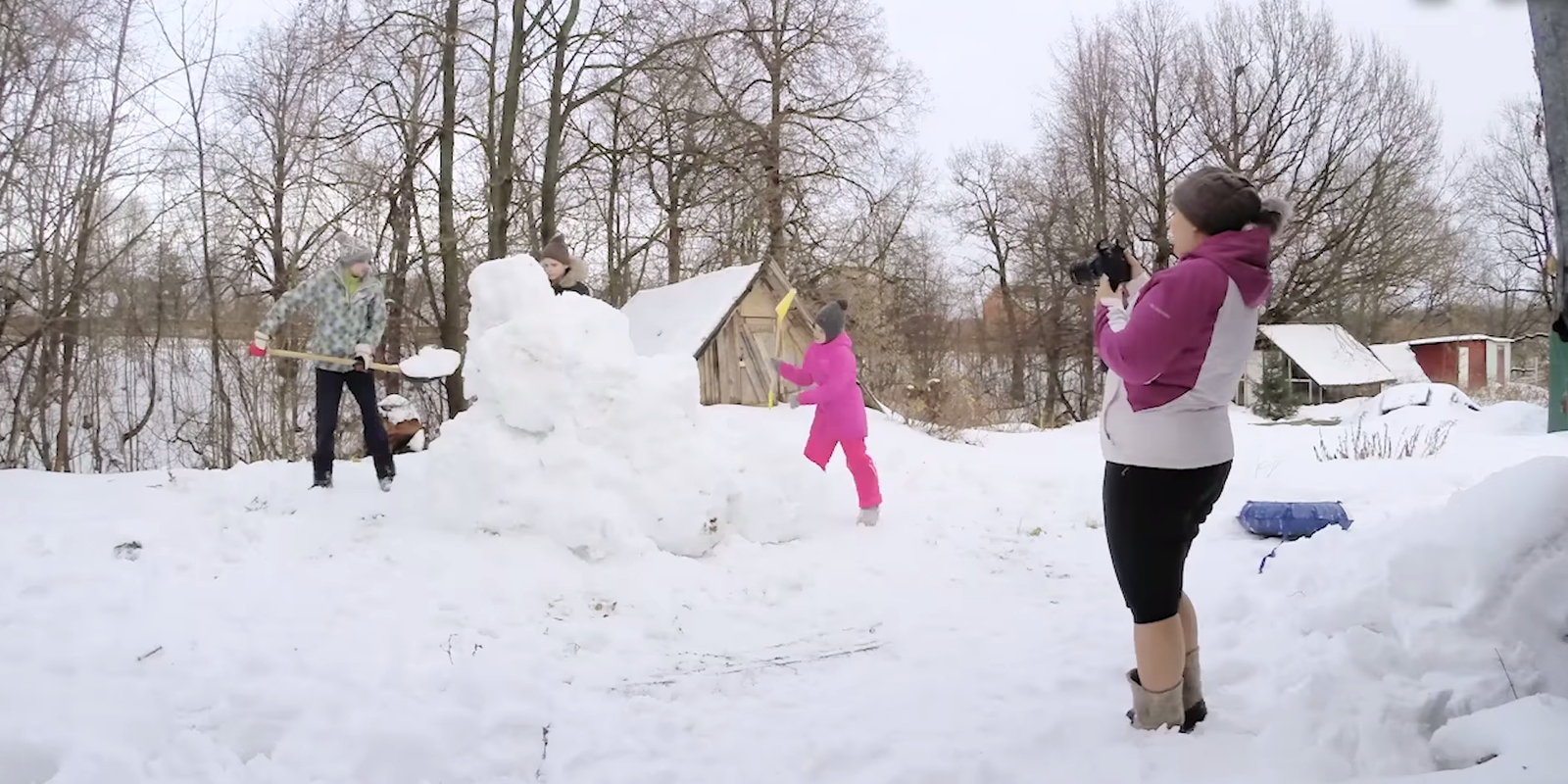 Снежные забавы: что строят ижевчане из снега у себя во дворах